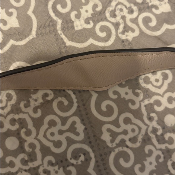 GUESS Beige Handbag with Gold Accent - Picture 9 of 9